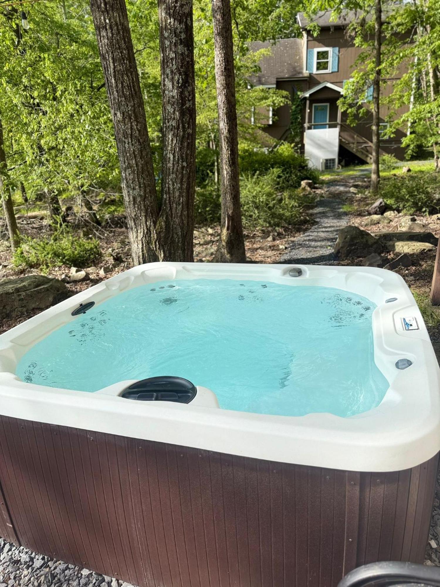 Villa Spacious Waterfront Mansion Whot Tubpooltable East Stroudsburg